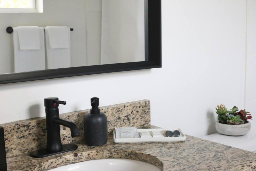Sanctuary Gainesville Bright 2 Bedroom King Condo Exterior photo
